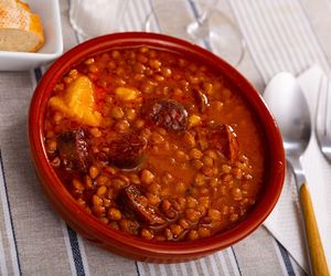 Duszona soczewica z kiełbasą i pomidorami. Sycące danie dla całej rodziny