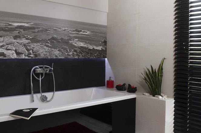 Czarno-biała łazienka ze zdjęciem: efektowna aranżacja łazienki na poddaszu ZDJĘCIA