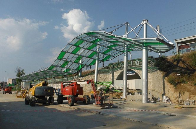 Zadaszone przejście do stacji PKP Warszawa Stadion