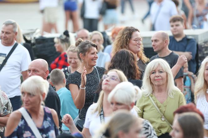 Potańcówka przed teatrem w Katowicach