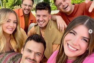 Barwy szczęścia na planie. Ignacy (Olaf Staszkiewicz), Kajtek (Jakub Dmochowski), Hubert (Marek Molak), Justin (Jasper Sołtysiewicz), Oliwka (Wiktoria Gąsiewska), Agata (Natalia Zambrzycka)