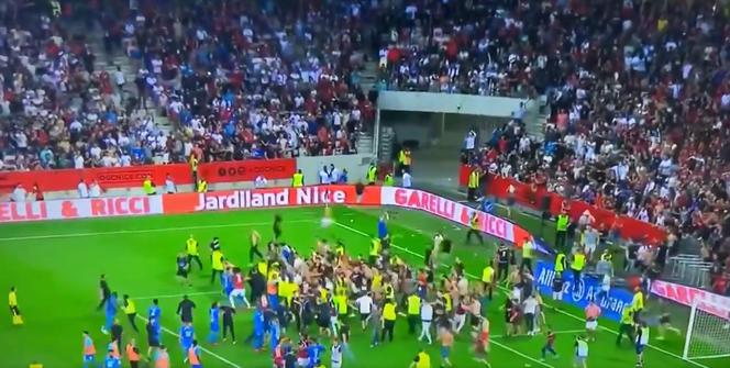 SKANDAL w meczu Nice - Marsylia! Burda z kibolami na murawie, reprezentant Polski był zagrożony