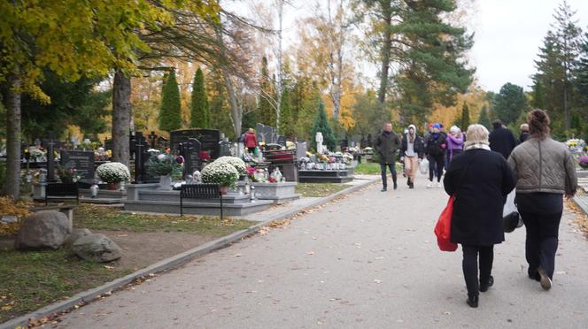 Tłumy na cmentarzu przy ul. Poprzecznej. Olsztynianie odwiedzają groby bliskich [ZDJĘCIA]