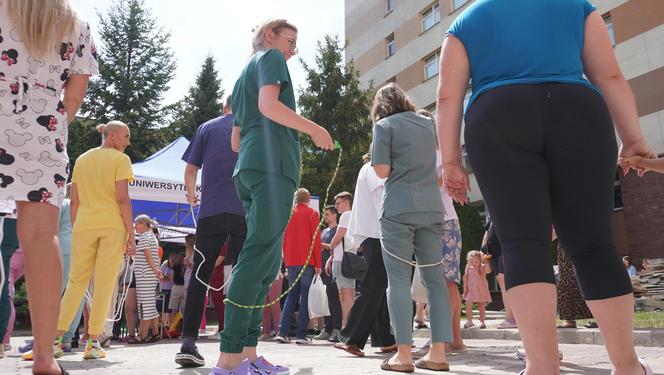 Przeskoczyli mukowiscydozę! Przy Uniwersyteckim Szpitalu Dziecięcym w Lublinie skakanki poszły w ruch. ZDJĘCIA