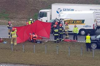 Tragiczny wypadek na autostradzie A1. 22-letni kierowca został ZMIAŻDŻONY przez naczepę busa [ZDJĘCIA]