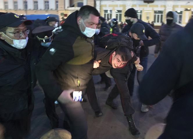 Rosjanie protestują przeciwko Putinowi! Tysiące na ulicach, aresztowania