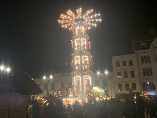 Tłumy bydgoszczan na jarmarku świątecznym. „Spodziewałam się innych cen” [ZDJĘCIA]