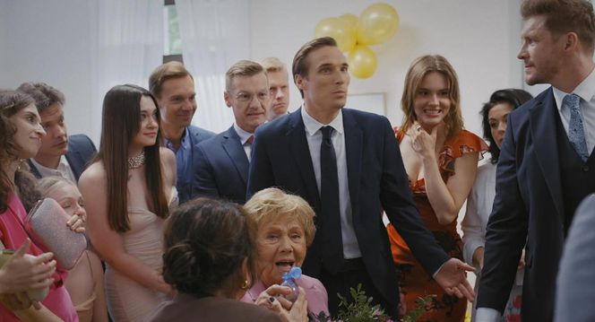 M jak miłość odc. 1890. Barbara (Teresa Lipowska), Marysia (Małgorzata Pieńkowska), Olek (Maurycy Popiel), Marcin (Mikołaj Roznerski)