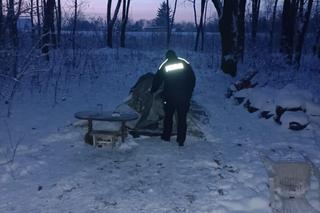 Tarnów. Dwaj bezdomni próbowali przetrwać mroźną noc w prowizorycznym namiocie