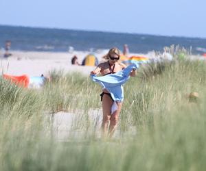 Grażyna Szapołowska i Dorota Goldpoint na plaży 