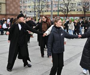 Maturzyści w Rudzie Śląskiej zatańczyli poloneza na rynku