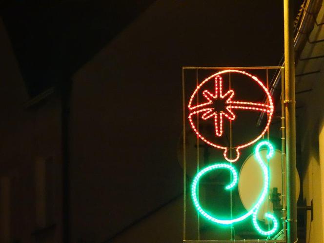 Iluminacja świąteczna Sępólna Krajeńskiego została powieszona "do góry nogami".