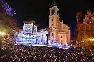 To ma być najgorętszy sylwester w Polsce! Sprawdźcie listę gwiazd i... rozkład specjalnych pociągów