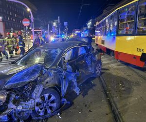 Groźny wypadek w Warszawie. Samochód i dwa tramwaje rozbite. Jeden z nich się wykoleił