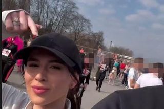 Roxie Węgiel  biega z Kevinem