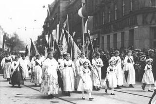 Uroczystości 3 Maja na starych fotografiach. Wielkie defilady i piękne stroje! [ZDJĘCIA]