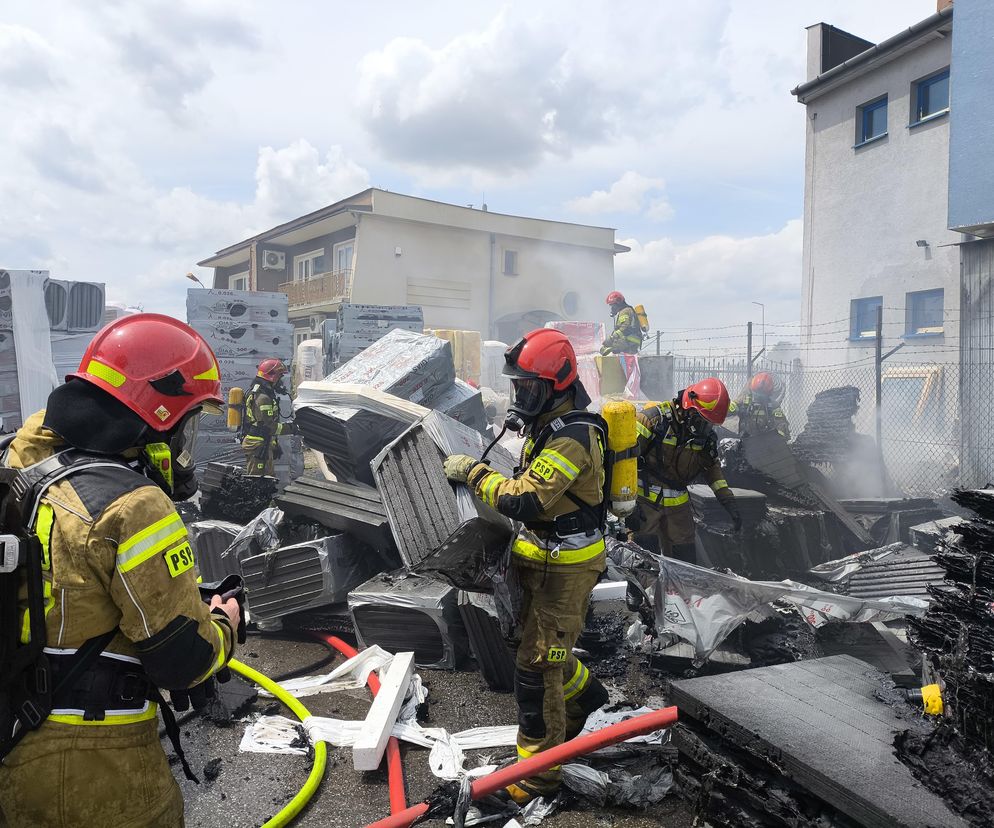 Pożar w składzie budowlanym w Tarnowie. Na miejscu pracuje ponad 40 strażaków