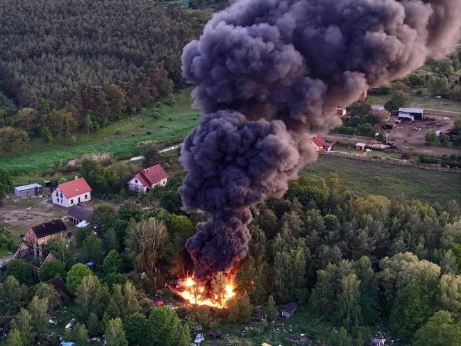 Kłęby czarnego dymu nad okolicą