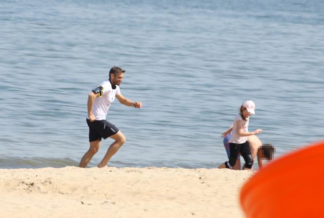 Joanna Koroniewska i Maciej Dowbor z dziećmi na plaży 