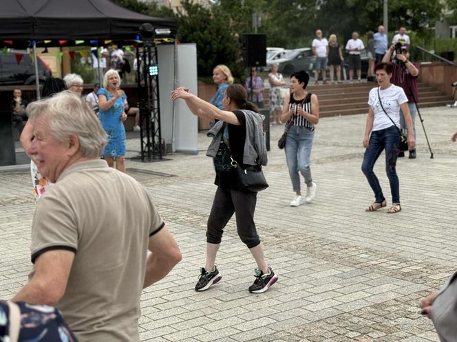 Starachowickie potańcówki na Rynku. Międzypokoleniowa zabawa pełna radości! Zobacz niezapomniane zdjęcia