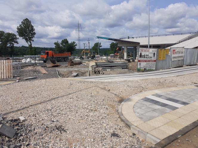 Na parking w Starachowicach Dolnych poczekamy do końca wakacji