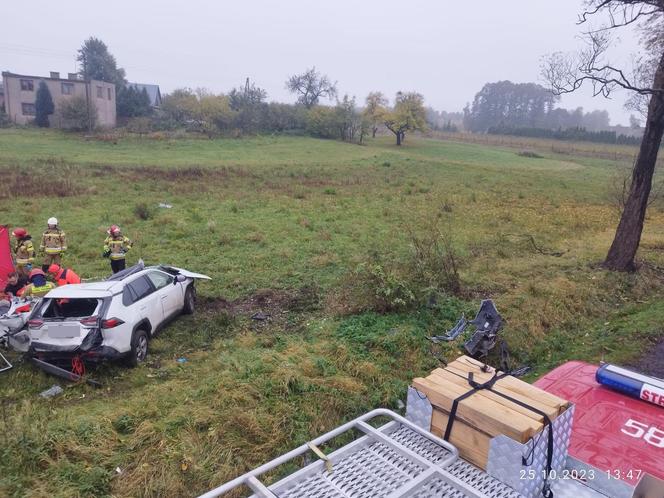 Śmiertelny wypadek pod Zgierzem! 34-latka leżała poza pojazdem 