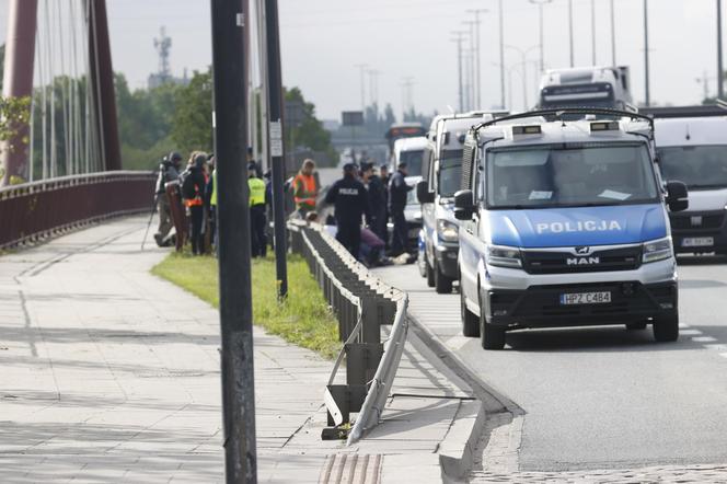 Aktywiści znów blokują Warszawę. Przykleili się do mostu, interweniowało pogotowie