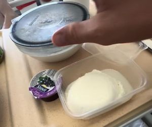 Filip Chajzer pokazał szpitalne jedzenie