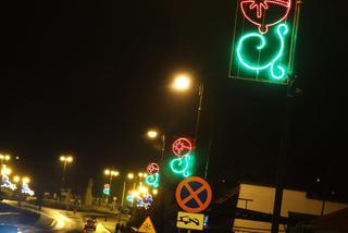 Iluminacja świąteczna Sępólna Krajeńskiego została powieszona do góry nogami.