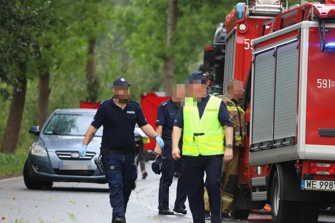 Samochód ciężarowy zderzył się z osobowym autem. Cztery osoby zginęły. Droga zablokowana