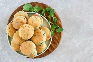 Na Wielkanoc piekę aromatyczne bułeczki. W ich środku znajduje się pyszne nadzienie 