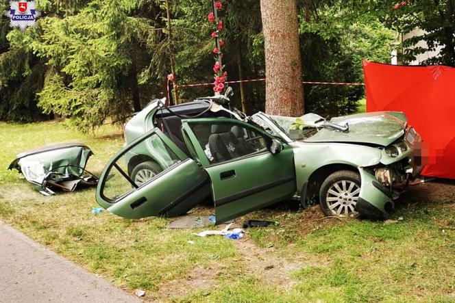 PRZERAŻAJĄCY wypadek pod Lublinem. Nie żyje 20-latka. Zmiażdżony samochód