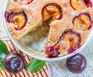 Błyskawiczne ciasto ze śliwkami – tylko 10 minut i gotowe do pieczenia!