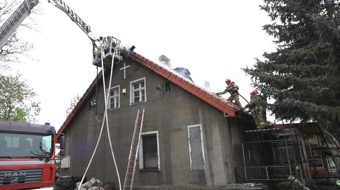 Ogień na plebanii pojawił się w czasie mszy. Żywioł strawił majątek parafian 