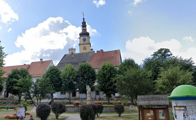 Ta wieś jest ozdobą Dolnego Śląska. Są tu słynne drewniane domy tkaczy 