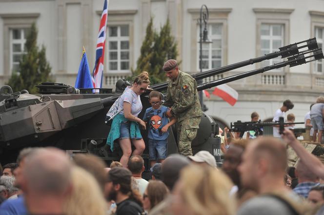 Armaty zagrzmiały w Warszawie. Obchody święta Wojska Polskiego