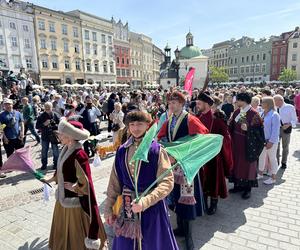 Polonez wiosenny na Rynku Głównym w Krakowie