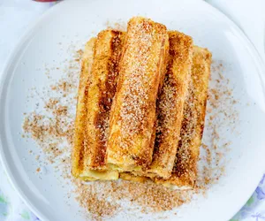 Paluszki z chleba tostowego z cynamonem. Ekspresowy i pyszny deser do zrobienia w 30 minut