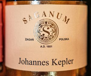 „Johannes Kepler”, wino dedykowane związanemu z Żaganiem matematykowi i astronomowi wszech czasów, który właśnie tutaj dokończył pierwszą w dziejach świata powieść science fiction „Sen lub astronomia księżycowa”.
