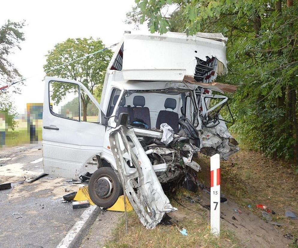 Bielany. 35-letni kierowca busa nie żyje. Mężczyzna zjechał na przeciwległy pas ruchu