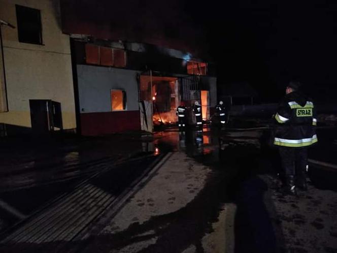 Pożar hali w Zwoleniu. 20 zastępów straży pożarnej walczyło z ogniem!