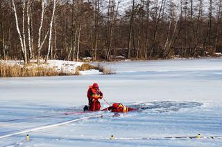 Strażacy z Gliwic uczą się jak pomóc komuś, pod kim załamie się lód