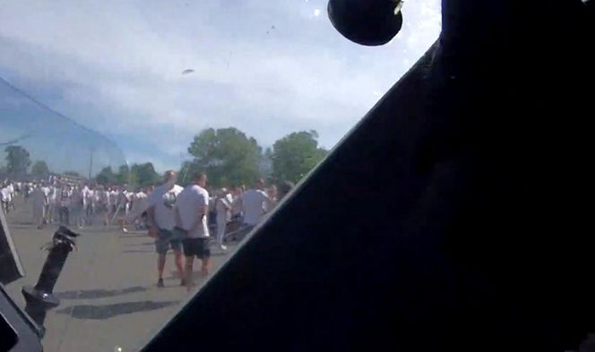 Służby opublikowały szokujące nagranie. Kibice rzucali w policjantów szklanymi butelkami. „Zatrzymali blisko 100 osób”.