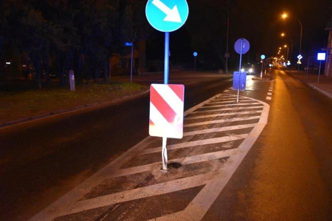 Młody kierowca wpakował się swoim BMW w znak drogowy. Odpowie na poważniejsze przestępstwo
