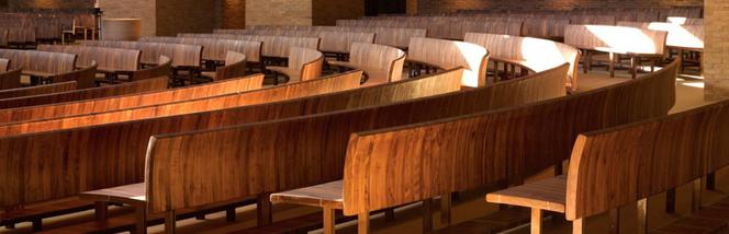 Lite drewno w nowoczesnym kościele. Czarny orzech amerykański w opactwie w Worth 