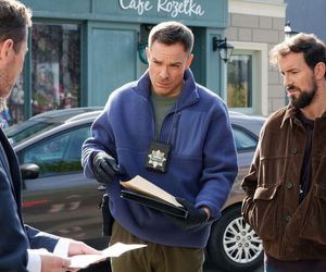 Barwy szczęścia odc. 3062. Szczepan Krajewski (Robert Gulaczyk), Majak (Łukasz Borkowski), Marcin Kodur (Oskar Stoczyński)