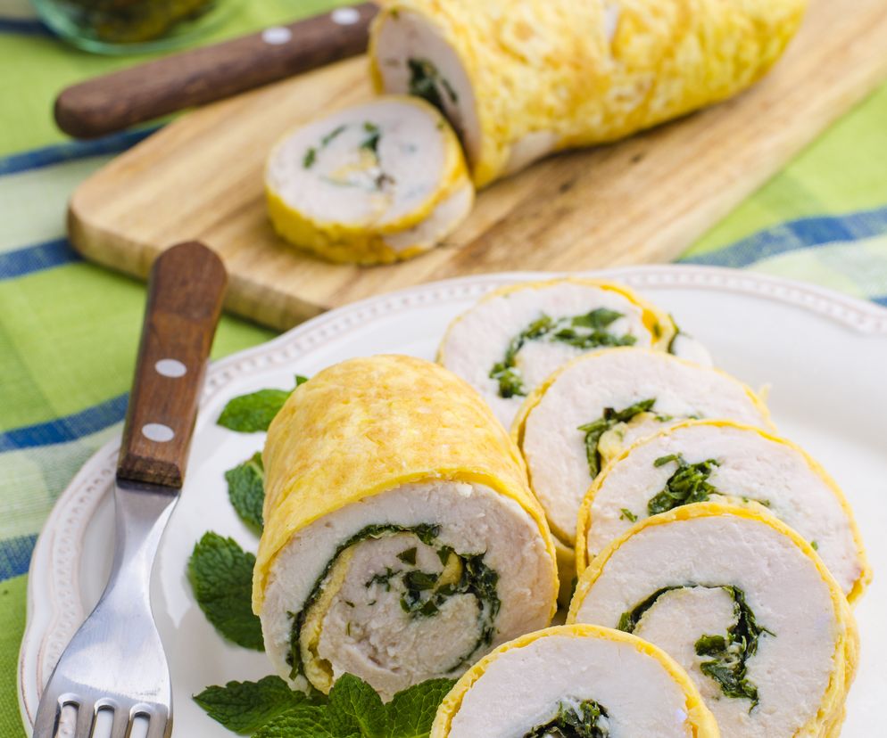 Rolada z indyka nadziewana szpinakiem: przepis