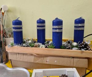Podopieczni Caritas z Rudnika nad Sanem przygotowują ozdoby świąteczne [GALERIA]