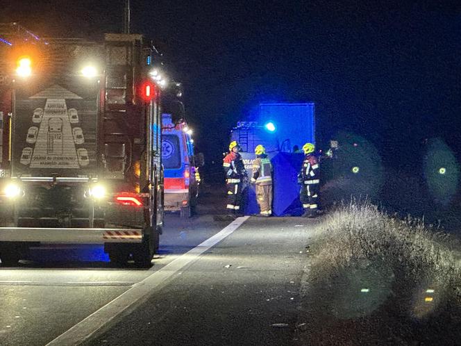 Szedł poboczem, zmiotła go ciężarówka. Na ratunek nie było szans, 47-latek zginął na miejscu