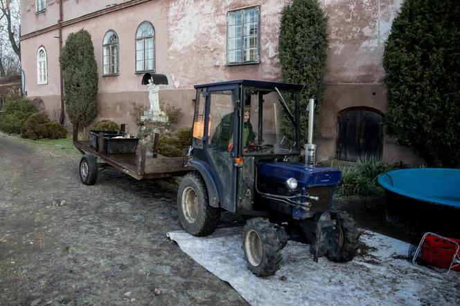 Karp od zakonnic ze Staniątek.  Cena wyższa niż w marketach, ale po ryby ustawiają się tłumy